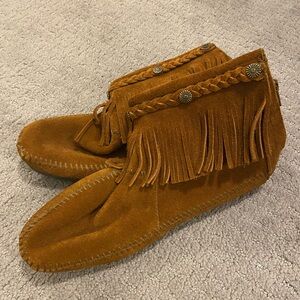 Minnetonka ankle booties moccasins fringe 9